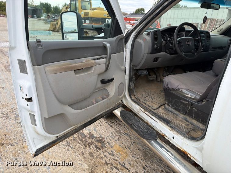 image for item EV7021 2013 GMC Sierra 3500HD Crew Cab flatbed pickup truck