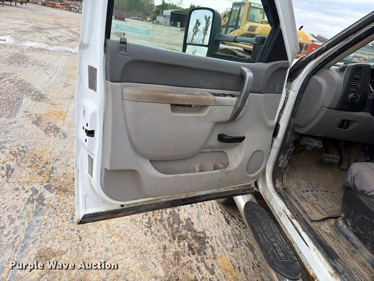 image for item EV7021 2013 GMC Sierra 3500HD Crew Cab flatbed pickup truck