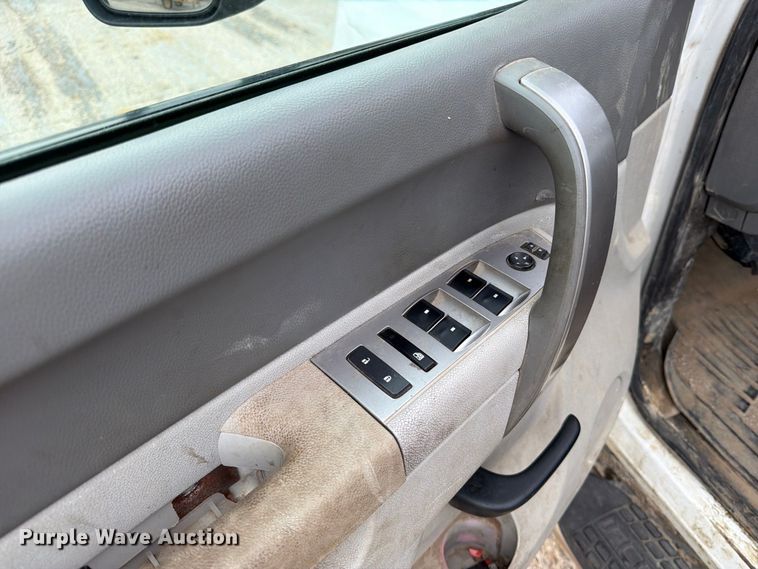 image for item EV7021 2013 GMC Sierra 3500HD Crew Cab flatbed pickup truck
