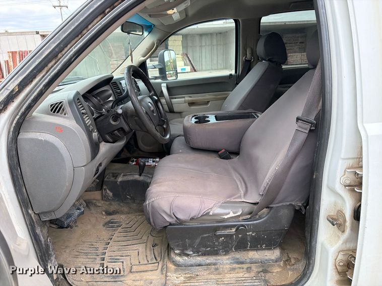 image for item EV7021 2013 GMC Sierra 3500HD Crew Cab flatbed pickup truck