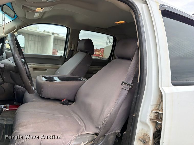image for item EV7021 2013 GMC Sierra 3500HD Crew Cab flatbed pickup truck