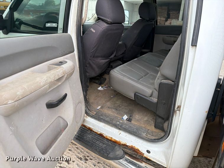image for item EV7021 2013 GMC Sierra 3500HD Crew Cab flatbed pickup truck
