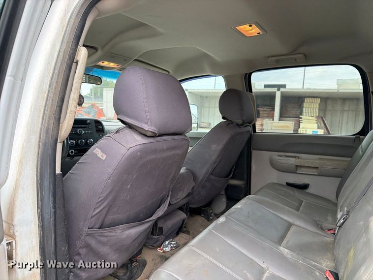 image for item EV7021 2013 GMC Sierra 3500HD Crew Cab flatbed pickup truck