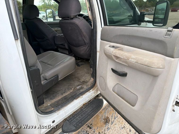 image for item EV7021 2013 GMC Sierra 3500HD Crew Cab flatbed pickup truck