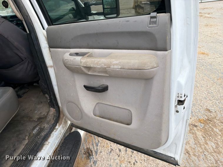 image for item EV7021 2013 GMC Sierra 3500HD Crew Cab flatbed pickup truck