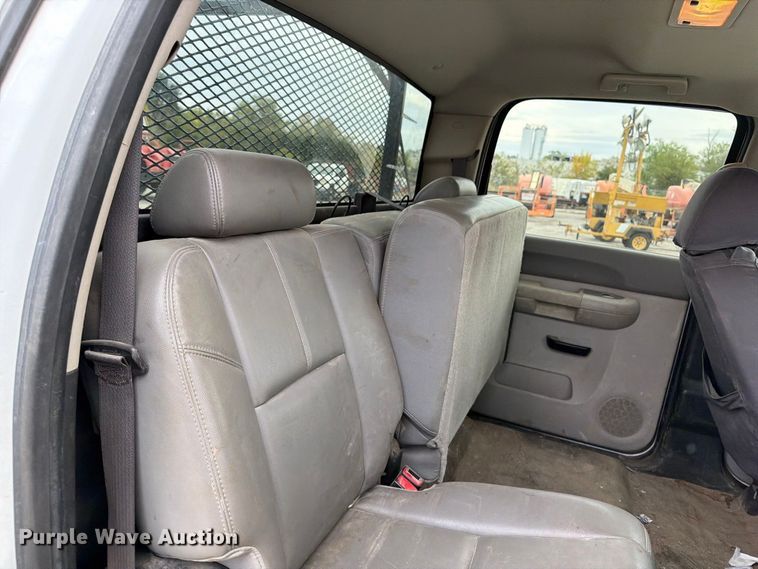 image for item EV7021 2013 GMC Sierra 3500HD Crew Cab flatbed pickup truck