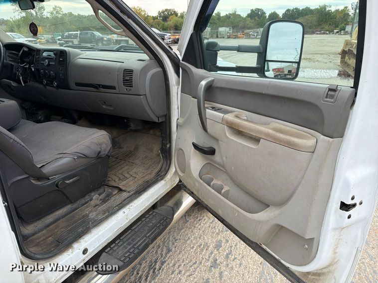 image for item EV7021 2013 GMC Sierra 3500HD Crew Cab flatbed pickup truck