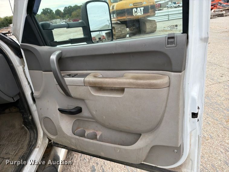 image for item EV7021 2013 GMC Sierra 3500HD Crew Cab flatbed pickup truck