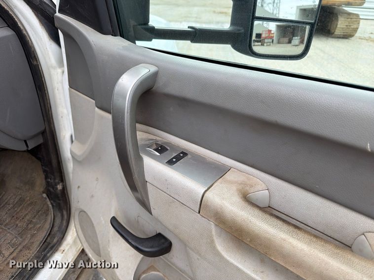image for item EV7021 2013 GMC Sierra 3500HD Crew Cab flatbed pickup truck