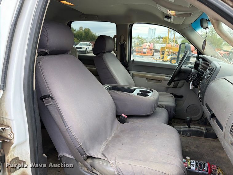 image for item EV7021 2013 GMC Sierra 3500HD Crew Cab flatbed pickup truck