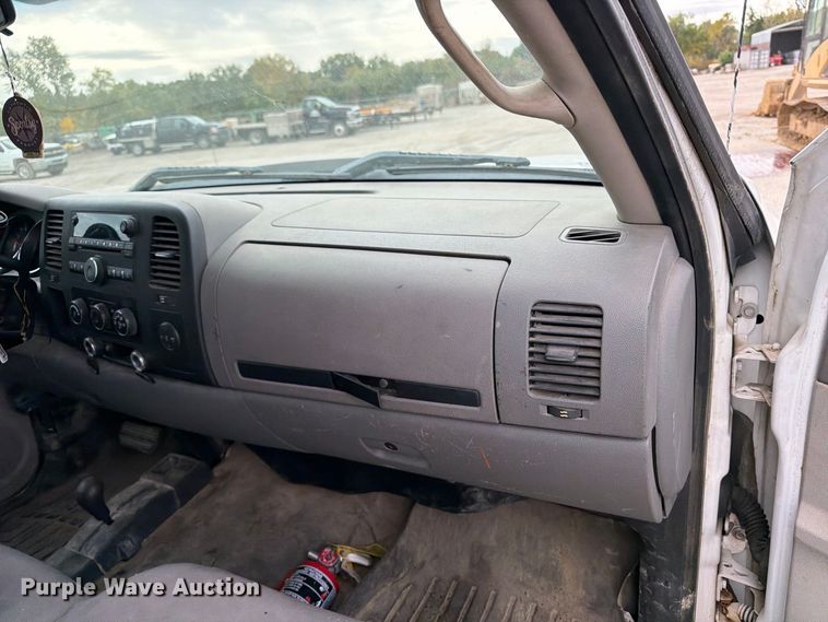 image for item EV7021 2013 GMC Sierra 3500HD Crew Cab flatbed pickup truck