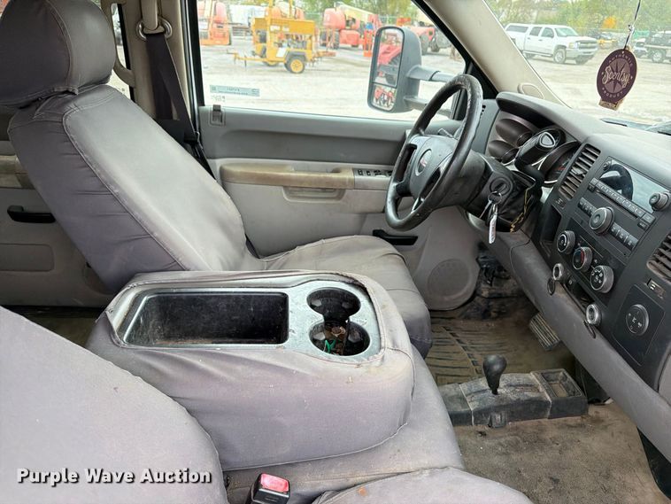 image for item EV7021 2013 GMC Sierra 3500HD Crew Cab flatbed pickup truck