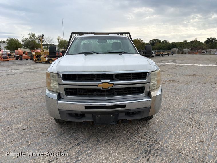 image for item EV7022 2009 Chevrolet Silverado 3500HD flatbed pickup truck
