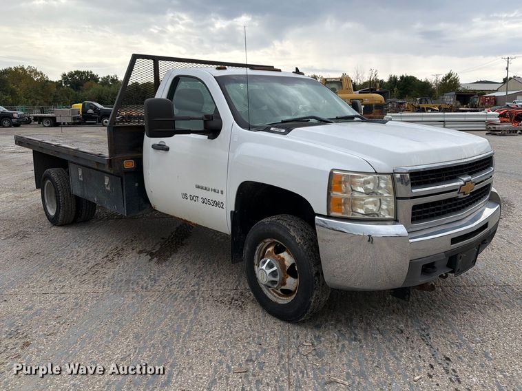image for item EV7022 2009 Chevrolet Silverado 3500HD flatbed pickup truck