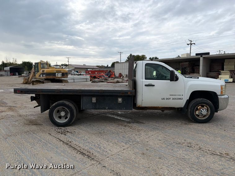 image for item EV7022 2009 Chevrolet Silverado 3500HD flatbed pickup truck