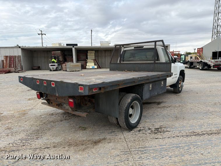 image for item EV7022 2009 Chevrolet Silverado 3500HD flatbed pickup truck