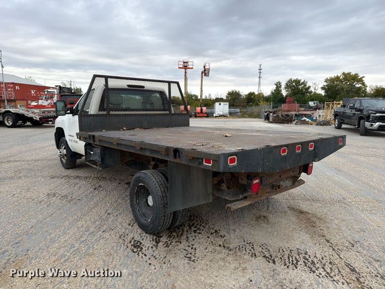image for item EV7022 2009 Chevrolet Silverado 3500HD flatbed pickup truck