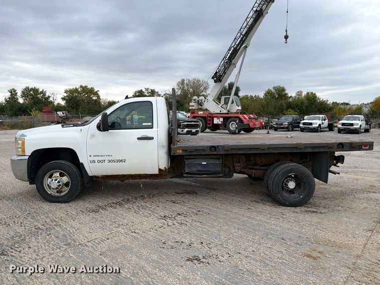 image for item EV7022 2009 Chevrolet Silverado 3500HD flatbed pickup truck