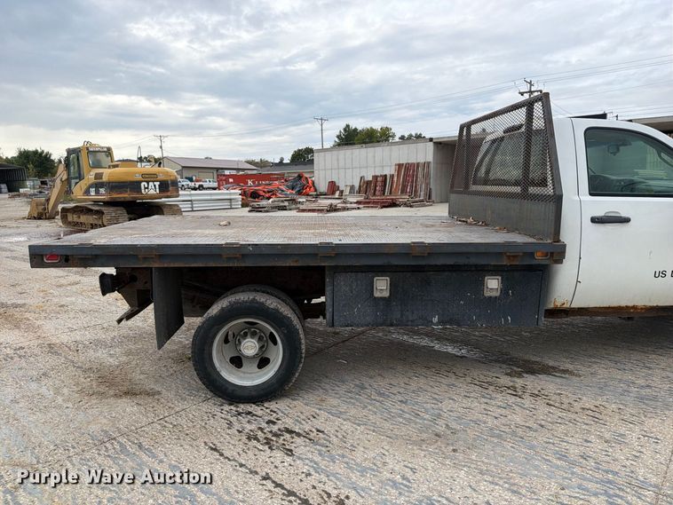 image for item EV7022 2009 Chevrolet Silverado 3500HD flatbed pickup truck