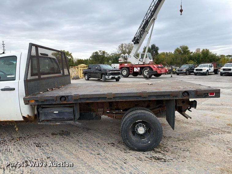 image for item EV7022 2009 Chevrolet Silverado 3500HD flatbed pickup truck