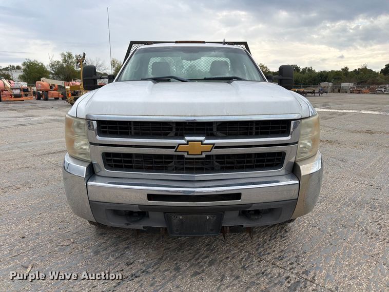 image for item EV7022 2009 Chevrolet Silverado 3500HD flatbed pickup truck