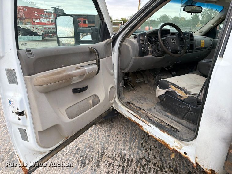 image for item EV7022 2009 Chevrolet Silverado 3500HD flatbed pickup truck