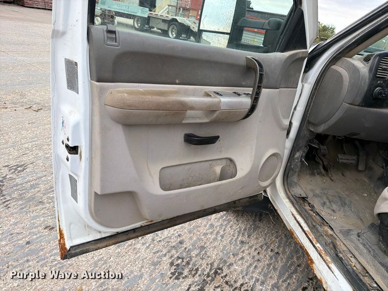 image for item EV7022 2009 Chevrolet Silverado 3500HD flatbed pickup truck