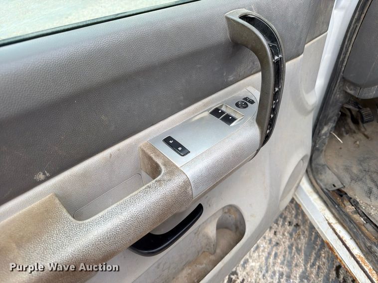 image for item EV7022 2009 Chevrolet Silverado 3500HD flatbed pickup truck