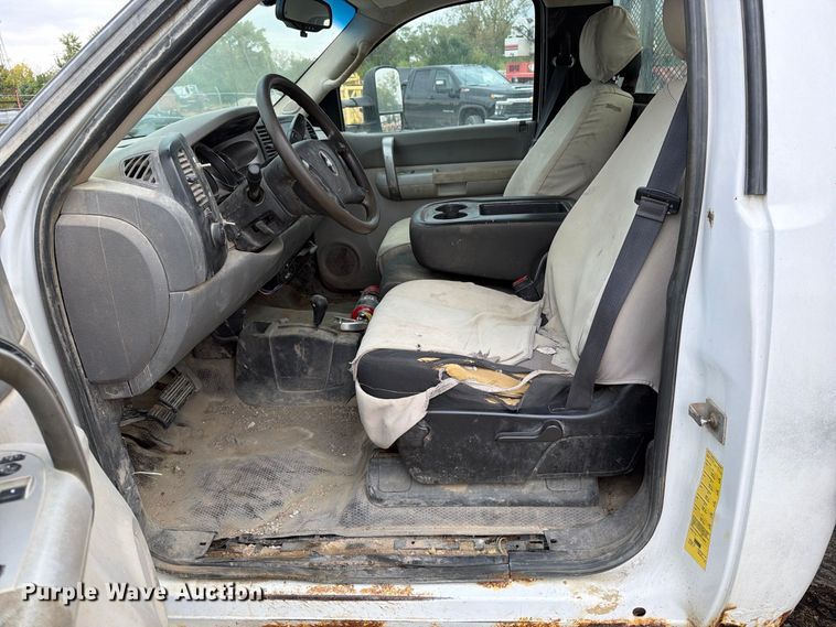 image for item EV7022 2009 Chevrolet Silverado 3500HD flatbed pickup truck