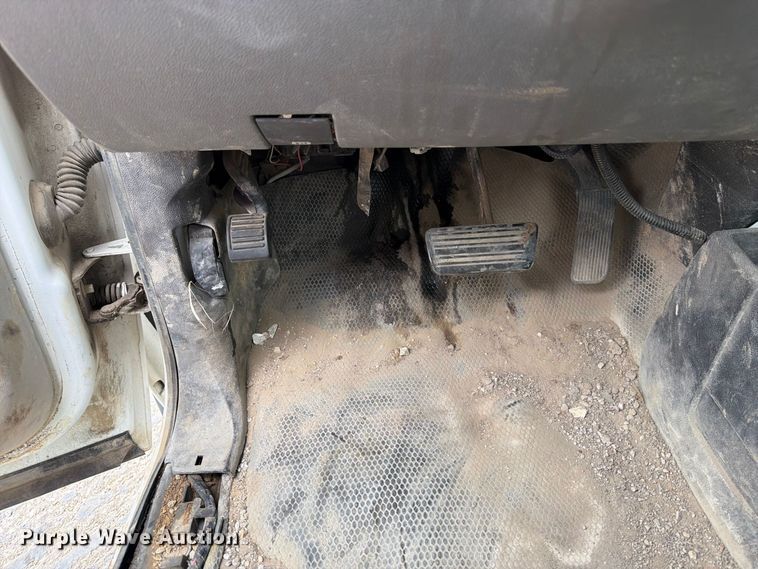 image for item EV7022 2009 Chevrolet Silverado 3500HD flatbed pickup truck