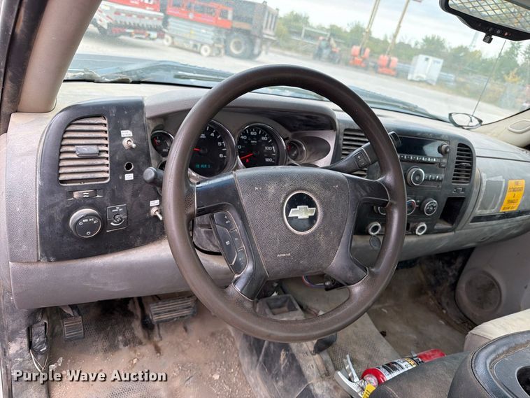 image for item EV7022 2009 Chevrolet Silverado 3500HD flatbed pickup truck