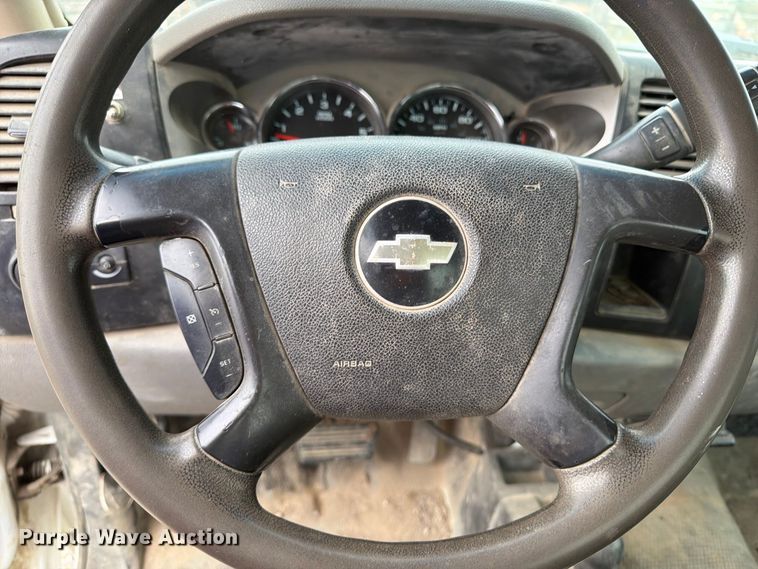 image for item EV7022 2009 Chevrolet Silverado 3500HD flatbed pickup truck