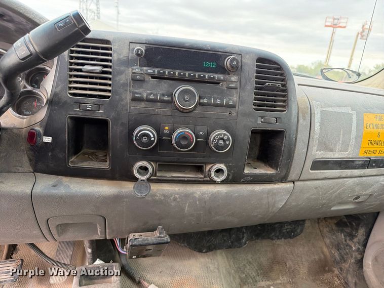 image for item EV7022 2009 Chevrolet Silverado 3500HD flatbed pickup truck