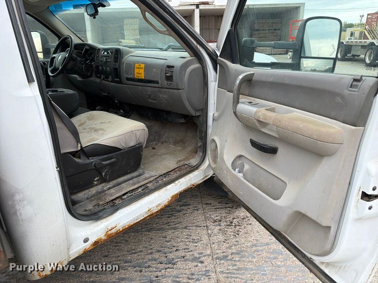 image for item EV7022 2009 Chevrolet Silverado 3500HD flatbed pickup truck