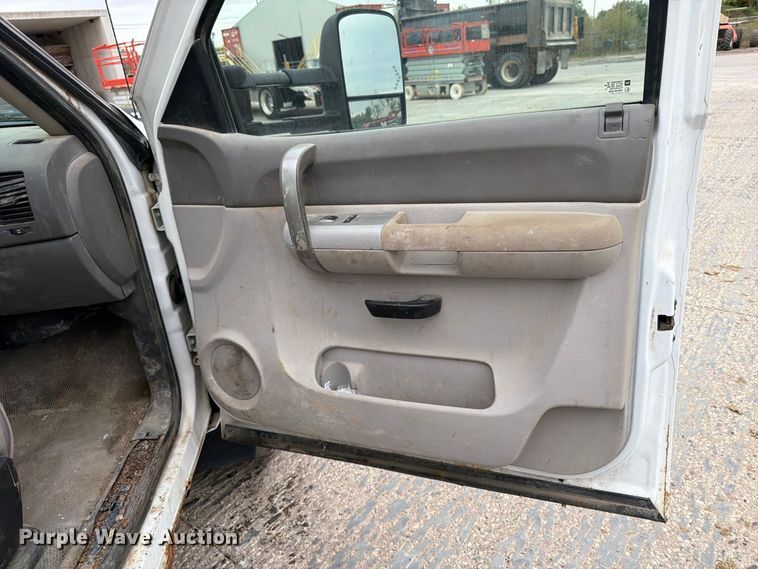 image for item EV7022 2009 Chevrolet Silverado 3500HD flatbed pickup truck