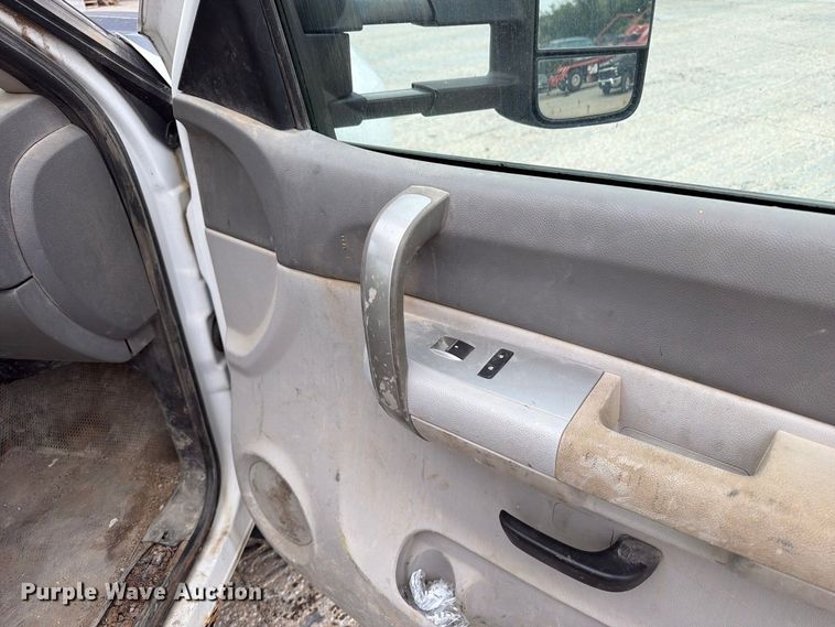 image for item EV7022 2009 Chevrolet Silverado 3500HD flatbed pickup truck