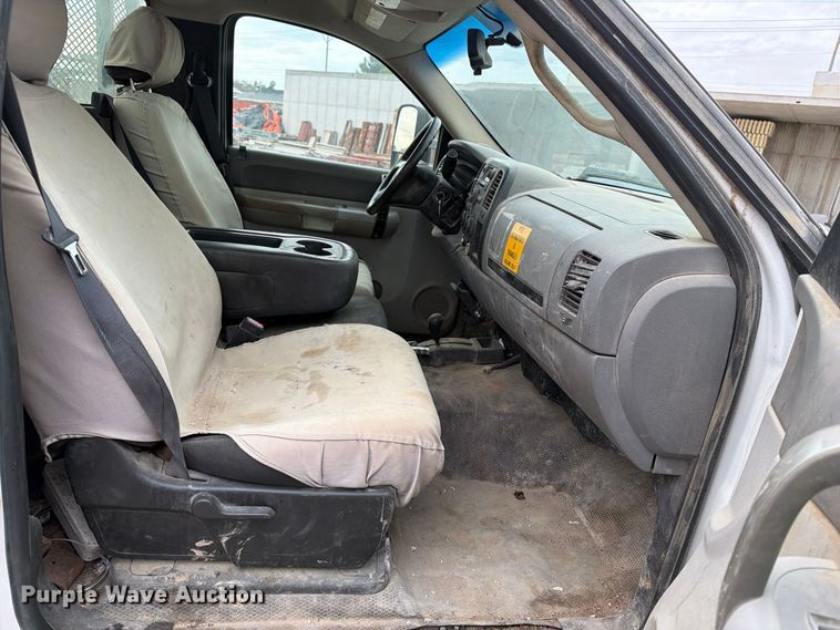 image for item EV7022 2009 Chevrolet Silverado 3500HD flatbed pickup truck