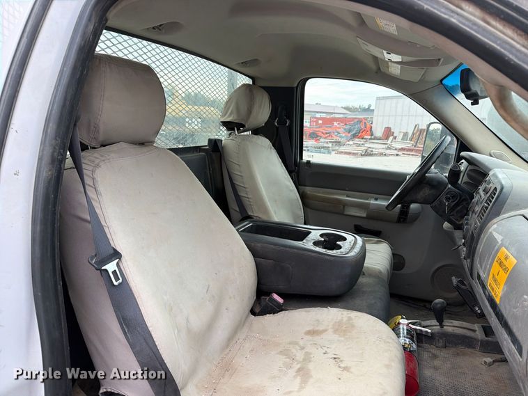 image for item EV7022 2009 Chevrolet Silverado 3500HD flatbed pickup truck