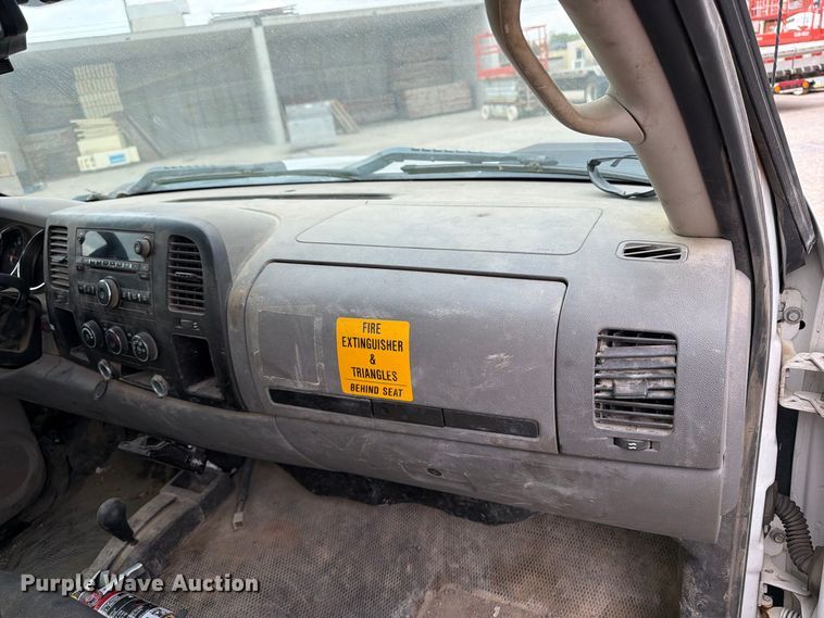 image for item EV7022 2009 Chevrolet Silverado 3500HD flatbed pickup truck