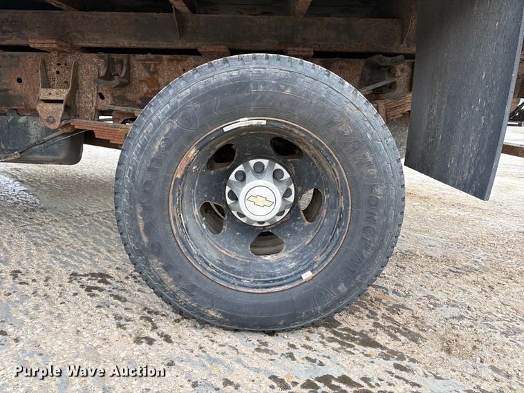 image for item EV7022 2009 Chevrolet Silverado 3500HD flatbed pickup truck