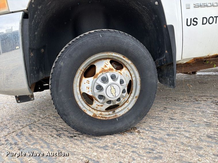 image for item EV7022 2009 Chevrolet Silverado 3500HD flatbed pickup truck