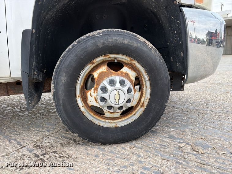 image for item EV7022 2009 Chevrolet Silverado 3500HD flatbed pickup truck