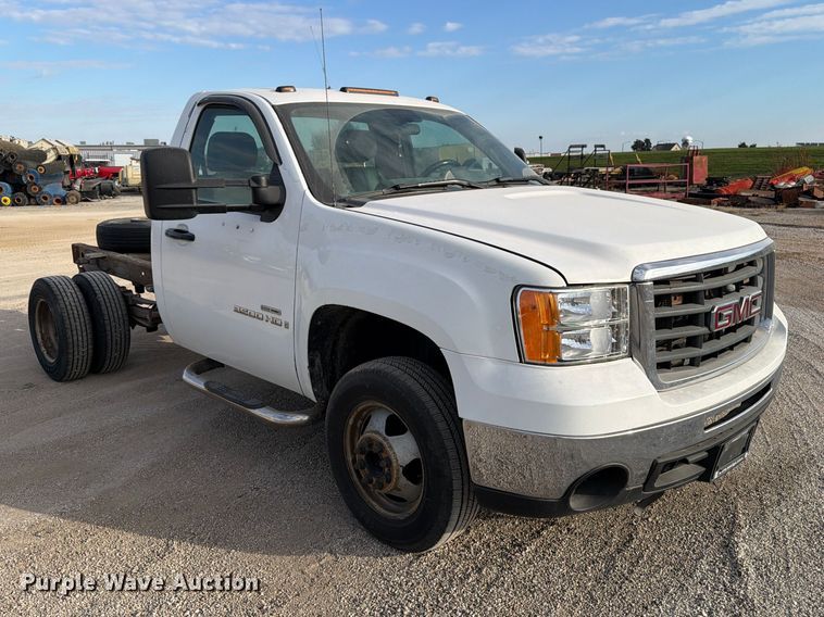 image for item EV7052 2008 GMC Sierra 3500HD pickup truck cab and chassis