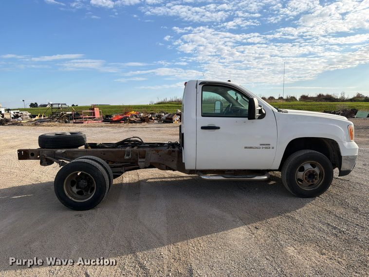 image for item EV7052 2008 GMC Sierra 3500HD pickup truck cab and chassis
