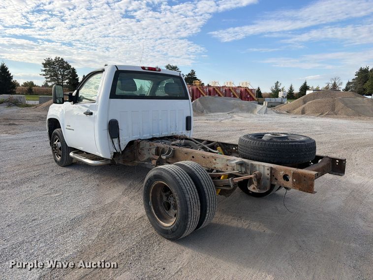 image for item EV7052 2008 GMC Sierra 3500HD pickup truck cab and chassis