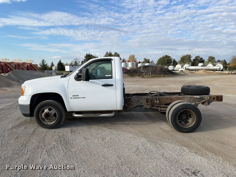 image for item EV7052 2008 GMC Sierra 3500HD pickup truck cab and chassis
