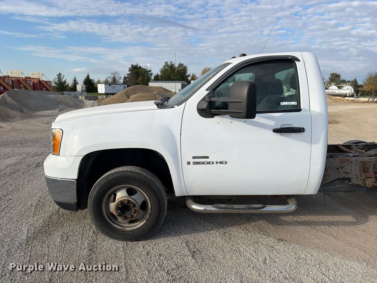image for item EV7052 2008 GMC Sierra 3500HD pickup truck cab and chassis