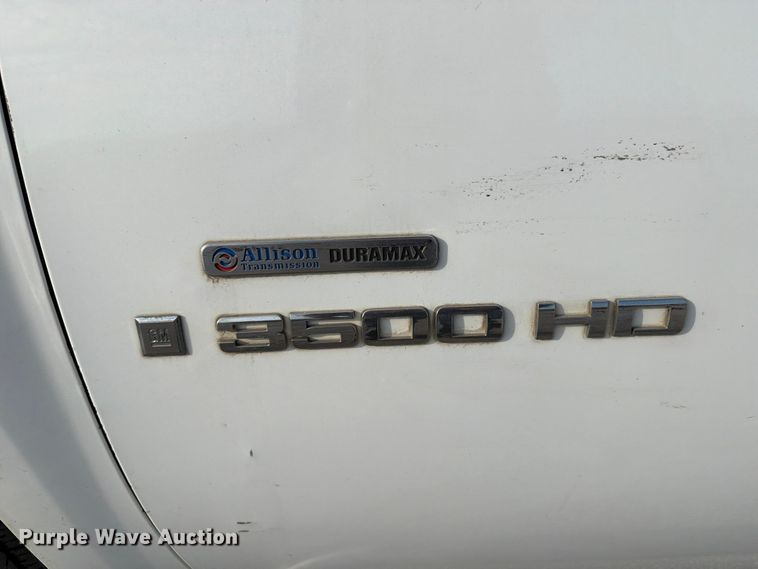 image for item EV7052 2008 GMC Sierra 3500HD pickup truck cab and chassis