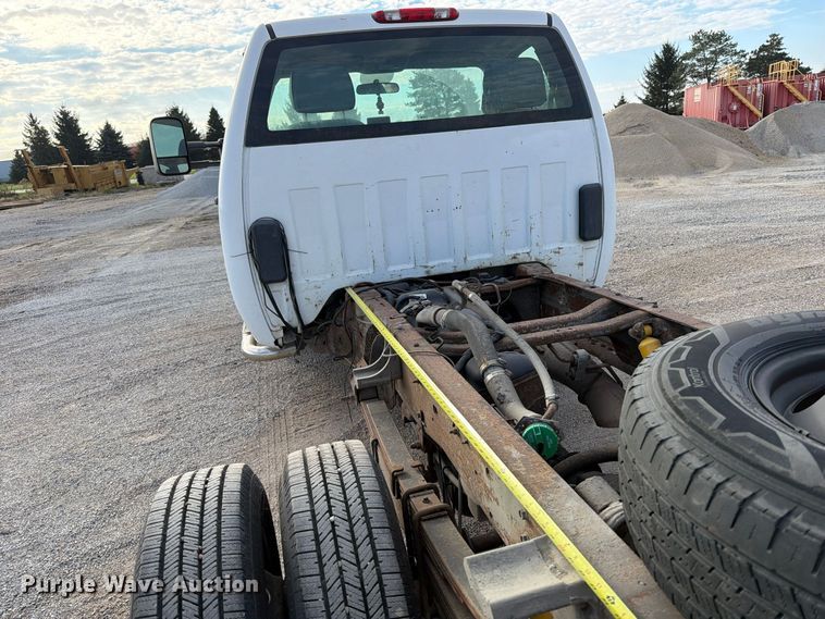 image for item EV7052 2008 GMC Sierra 3500HD pickup truck cab and chassis