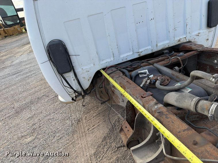 image for item EV7052 2008 GMC Sierra 3500HD pickup truck cab and chassis
